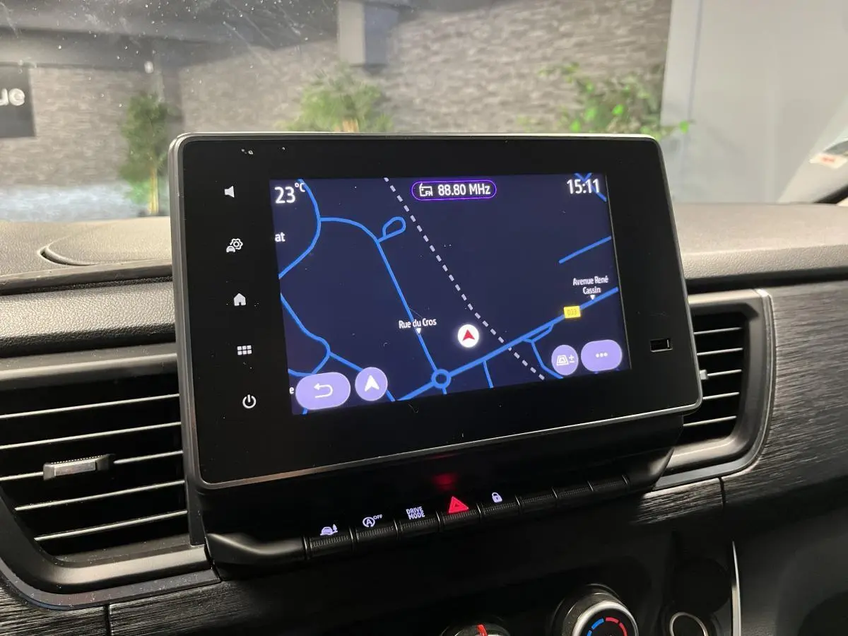 Écran tactile 8 pouces avec navigation affichée sur le tableau de bord noir du Nissan Primastar blanc, vue intérieure frontale.