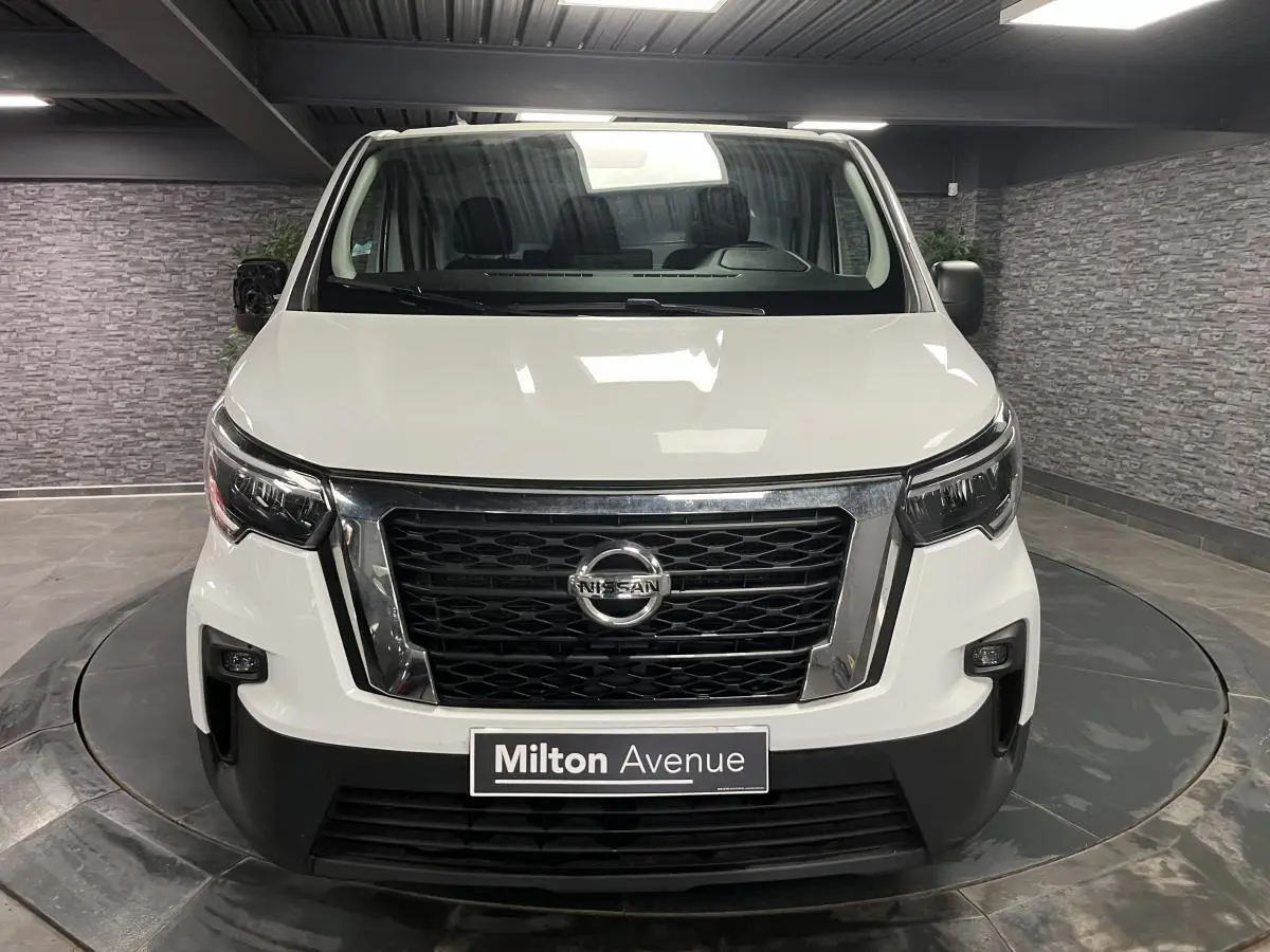 Vue de face du Nissan Primastar blanc 2022 avec calandre noire et logo Nissan bien visible.