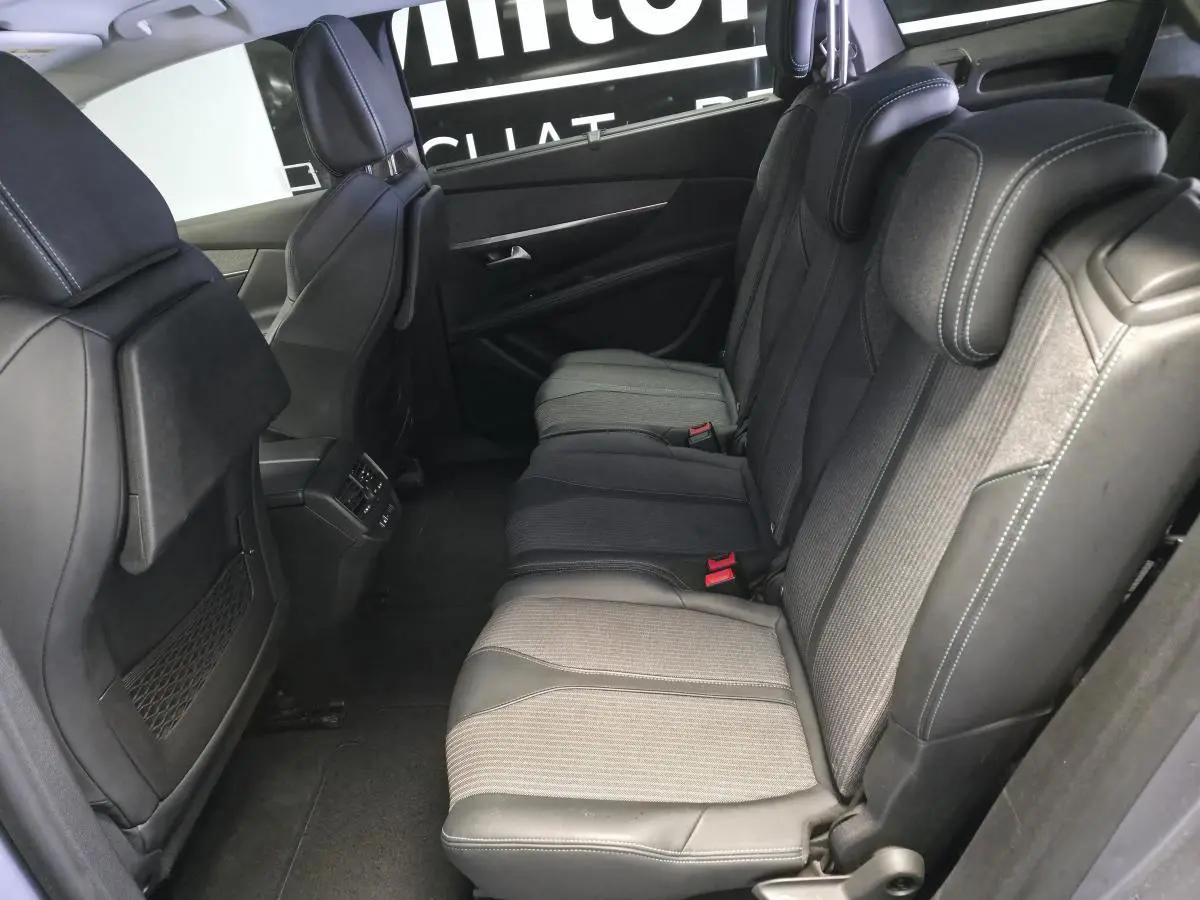 Vue latérale droite des sièges arrière indépendants gris et noirs du Peugeot 5008 2022 version Allure Pack 7 places.