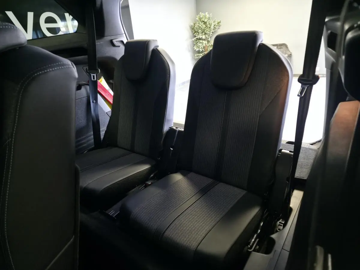 Vue intérieure sur les deux sièges indépendants coulissants et inclinables du troisième rang du Peugeot 5008 gris.