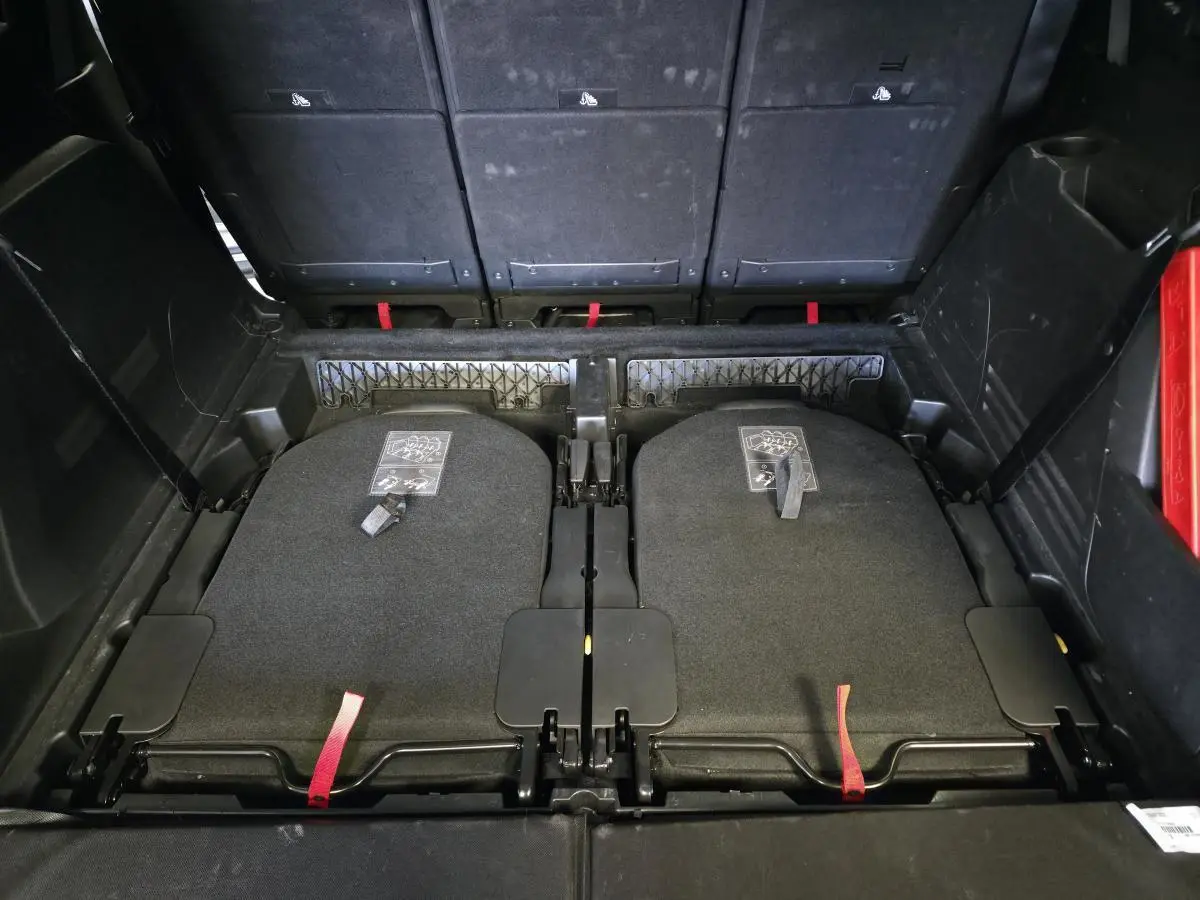 Vue arrière du coffre du Peugeot 5008 gris avec sièges escamotés du troisième rang et dossier du deuxième rang relevé.