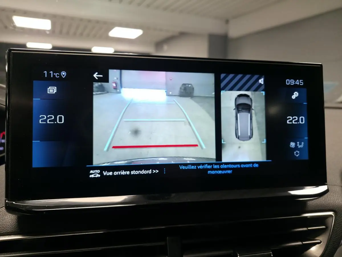 Écran tactile du Peugeot 5008 2022 montrant la caméra 360° avec vue arrière et vue du dessus du véhicule gris.