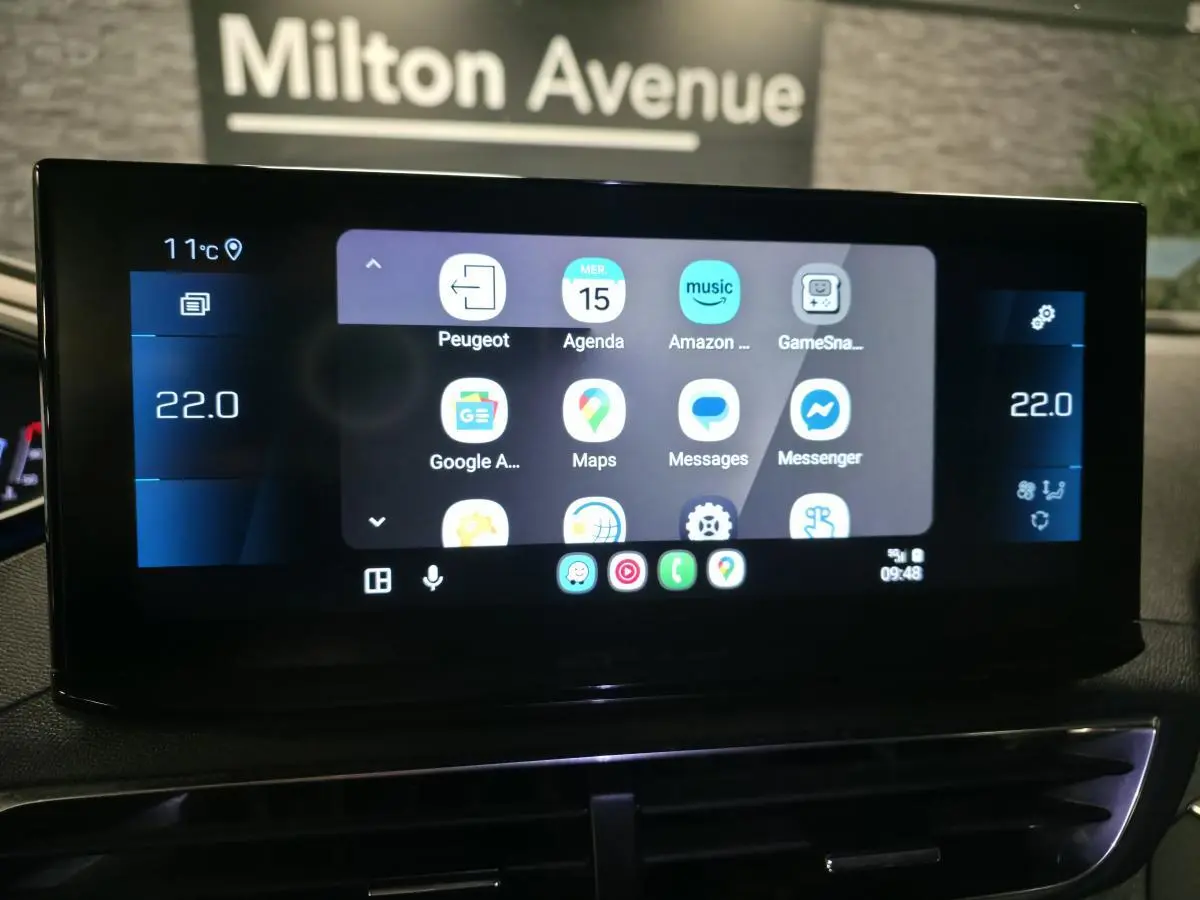 Écran tactile central du Peugeot 5008 2022 affichant des applications connectées, avec commandes climatisation à 22°C.