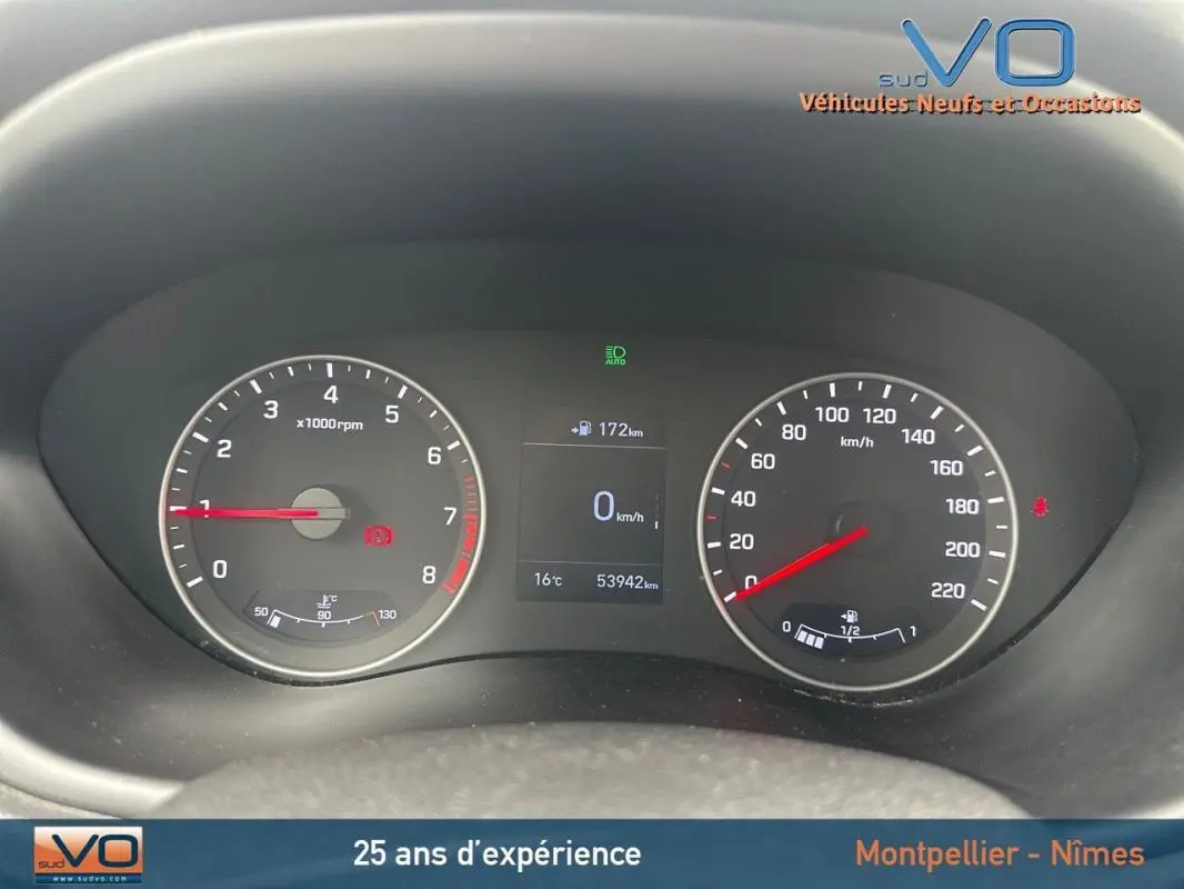 Tableau de bord de Hyundai i20 blanc 2019 montrant compte-tours, vitesse, et écran digital avec 53942 km affichés