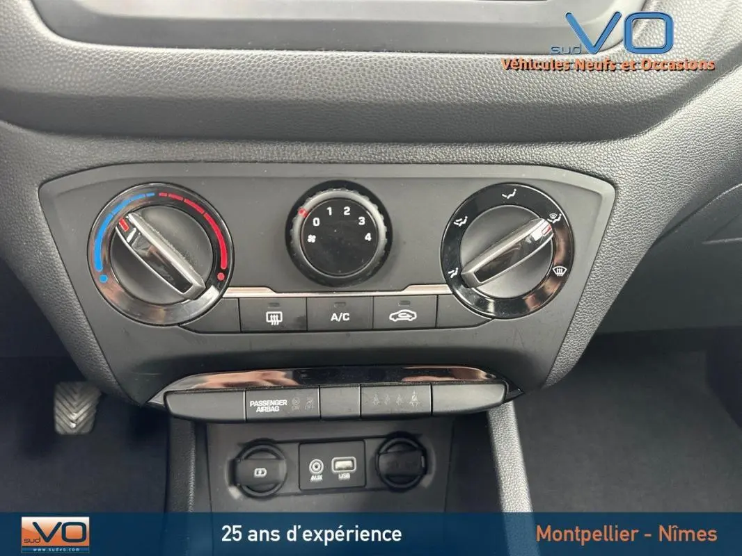 Commandes de climatisation manuelle et prises USB/AUX d'une Hyundai i20 blanche vue de face intérieure.