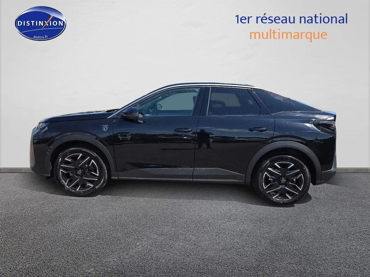 Profil côté gauche du Peugeot 3008 noir 2025 avec jantes alliage et lignes modernes distinctives.