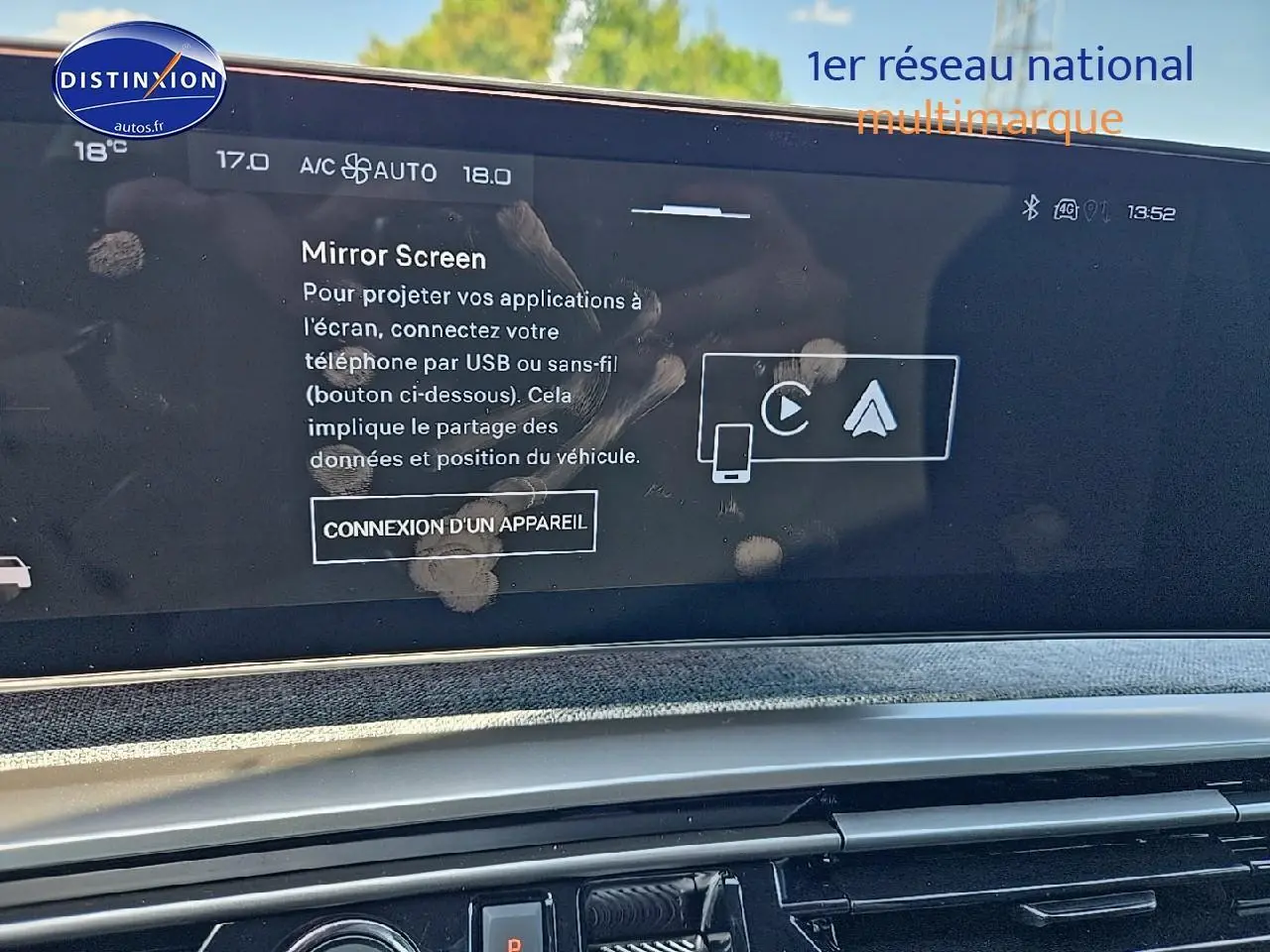 Écran tactile intérieur du Peugeot 3008 noir 2025, affichant la fonction Mirror Screen avec traces de doigts visibles.