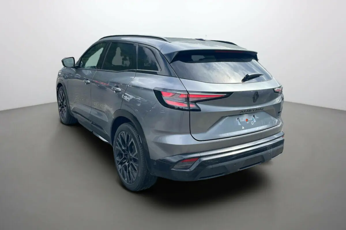 Vue 3/4 arrière droite du Renault Austral gris schiste avec feux LED et jantes alu 20 pouces distinctives.