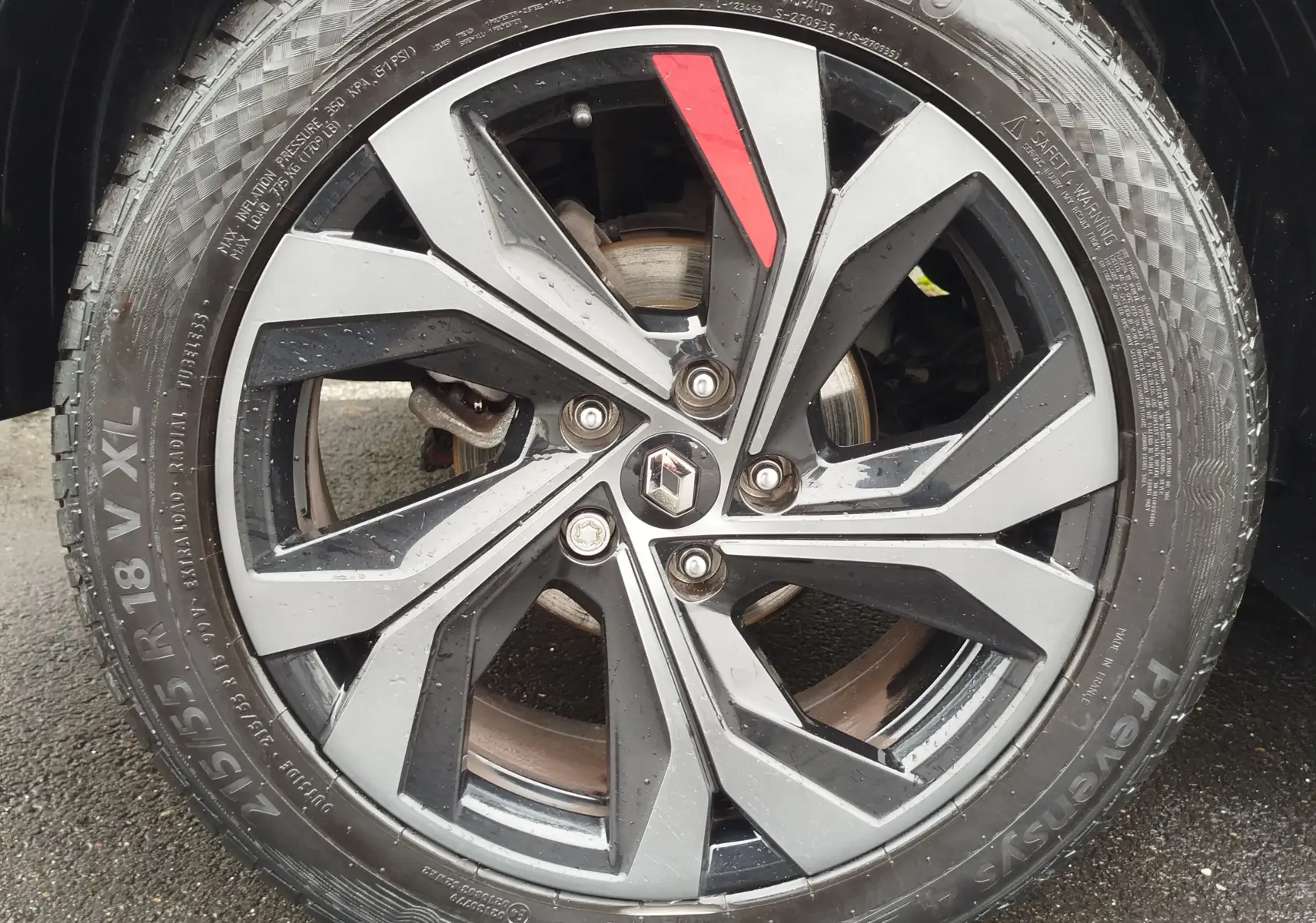 Gros plan sur la jante alliage noire et grise avec détail rouge du Renault Arkana 1.6 E-Tech 145ch RS Line 2022.