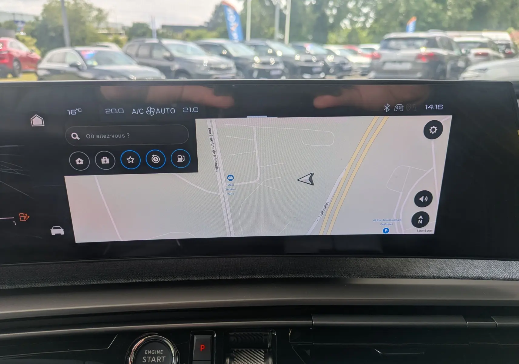 Vue rapprochée de l’écran tactile central du Peugeot 3008 Hybrid 2026 affichant la navigation et les commandes climatiques.
