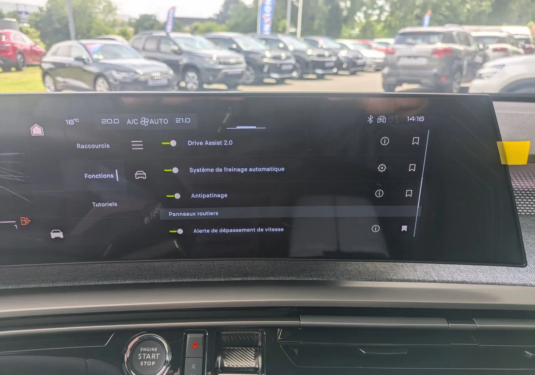 Vue intérieure du tableau de bord du Peugeot 3008 Hybrid avec écran tactile affichant les options d'assistance à la conduite.