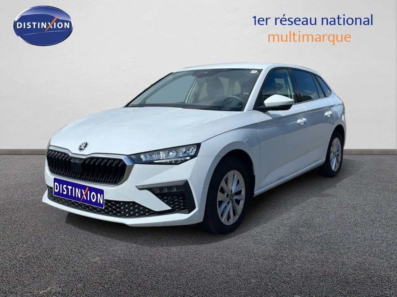SKODA SCALA blanc glacier vue 3/4 avant droit, calandre noire et jantes alliage 16 pouces visibles.