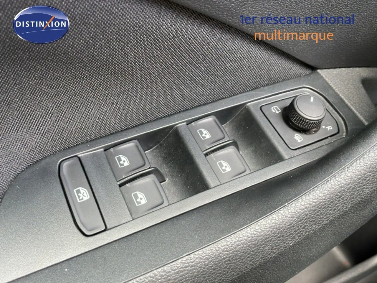 Gros plan sur la console centrale d’une Skoda Scala blanche, montrant un espace de rangement avec ports USB intégrés.