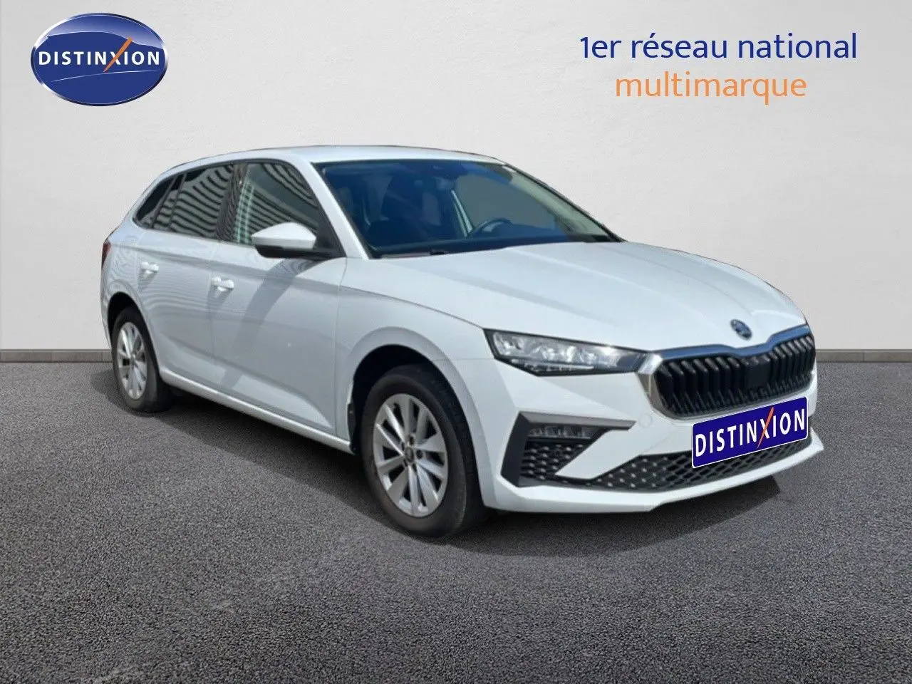 SKODA SCALA blanc glacier vue 3/4 avant droit sur fond neutre avec calandre noire et jantes argentées.