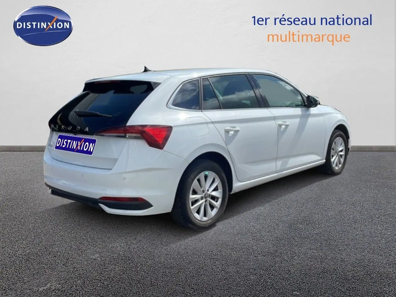 Vue 3/4 arrière droite d'une Skoda Scala blanc glacier avec toit noir et jantes alliage 16 pouces.