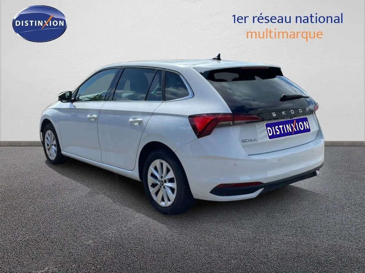 Vue 3/4 arrière droite d'une Skoda Scala blanc glacier avec vitres arrière teintées et jantes alliage 16 pouces.