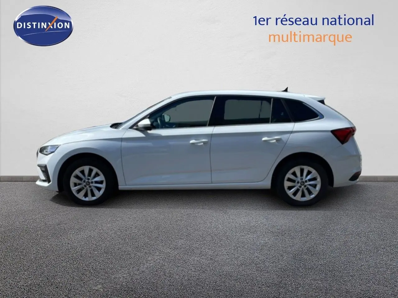 Vue de profil côté gauche d'une Skoda Scala blanc glacier 2025 avec jantes alliage et vitres teintées.