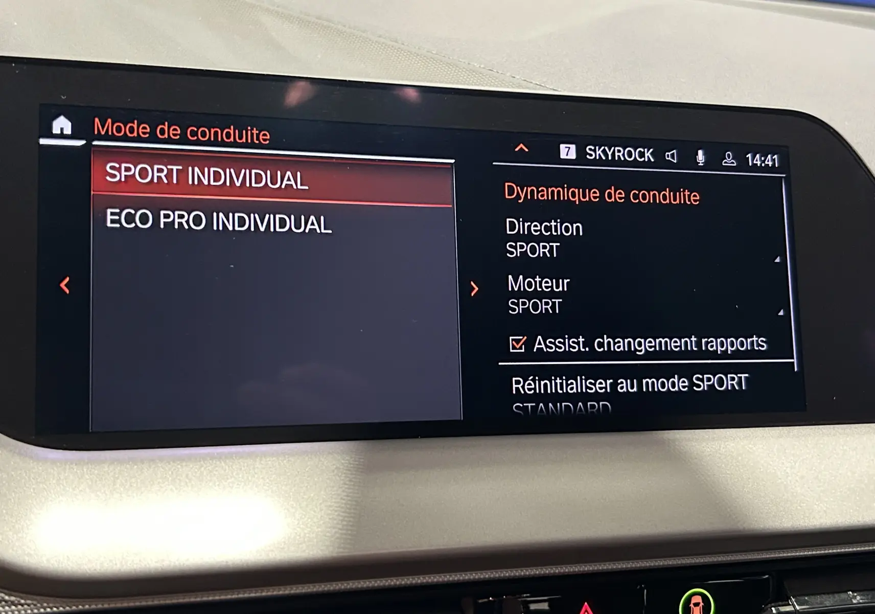 Écran central de la BMW Série 1 16d 2023 affichant les modes de conduite Sport Individual et Eco Pro Individual.