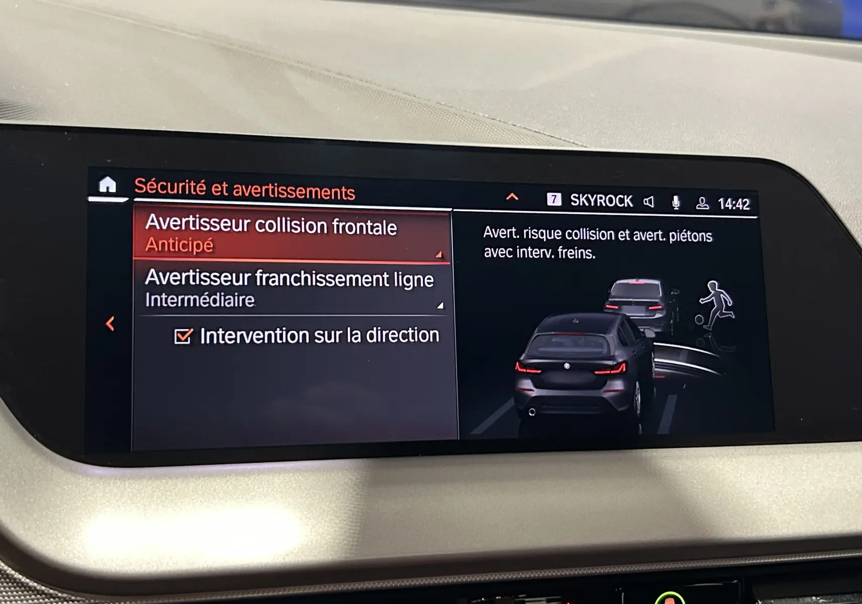 Écran intérieur du système de sécurité BMW Série 1 16d 2023 montrant les avertissements collision et franchissement de ligne.