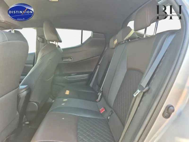 Vue intérieure du siège arrière en cuir chocolat du Toyota C-HR 122h Distinctive gris aluminium de 2019.