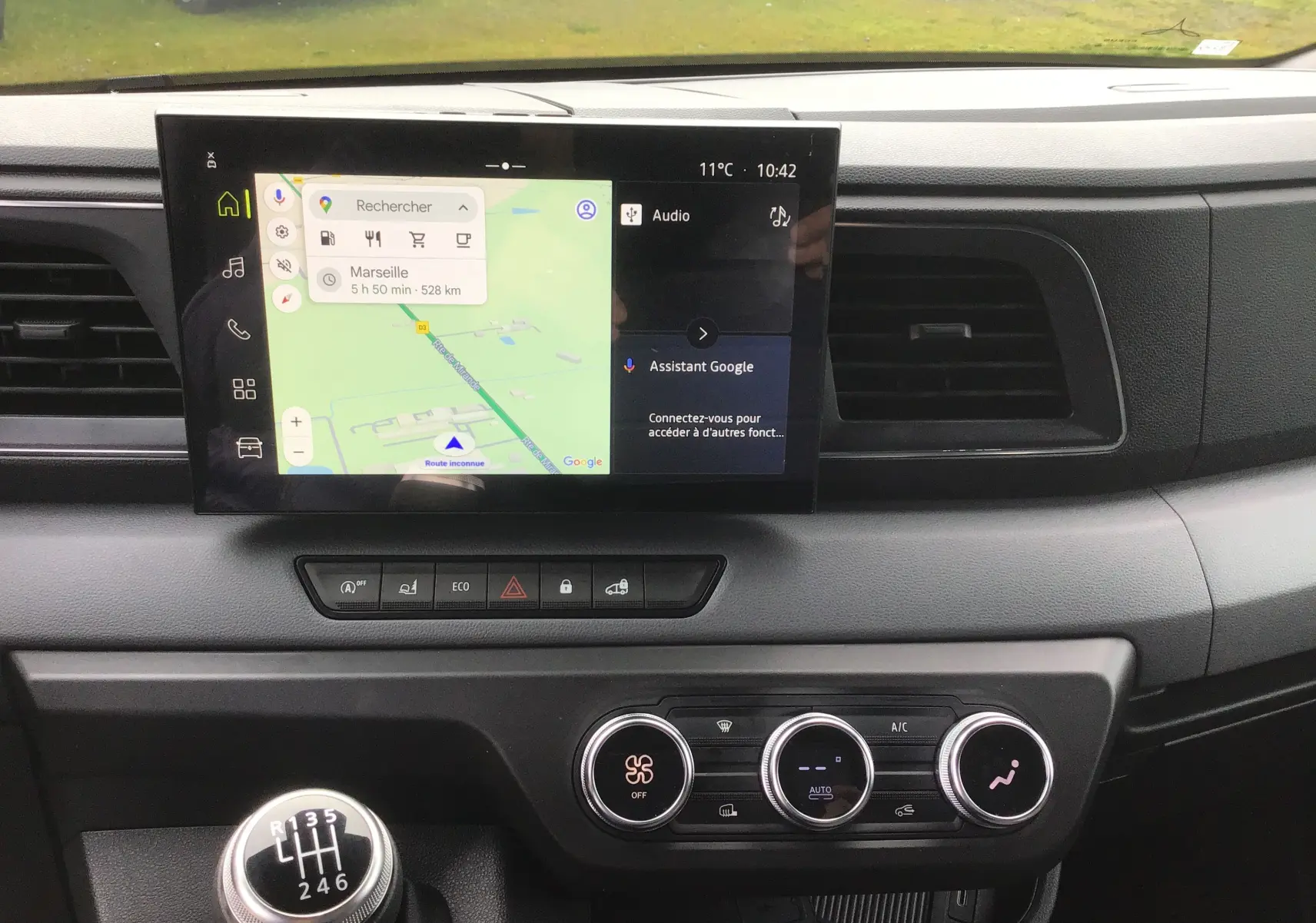 Vue intérieure du tableau de bord du Renault Master 2025, écran tactile avec navigation et commande de climatisation.