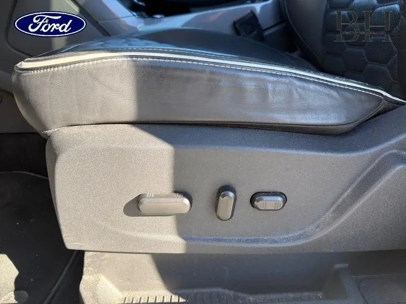 Gros plan sur les commandes de réglage électrique du siège conducteur en cuir noir du Ford Kuga 2017.