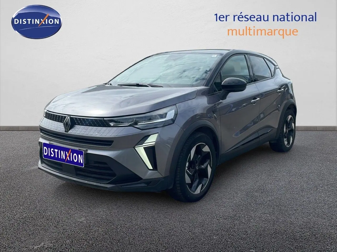 Renault Captur 2025 gris Cassiopée métal avec toit noir, vue 3/4 avant mettant en valeur ses feux LED et jantes biton.