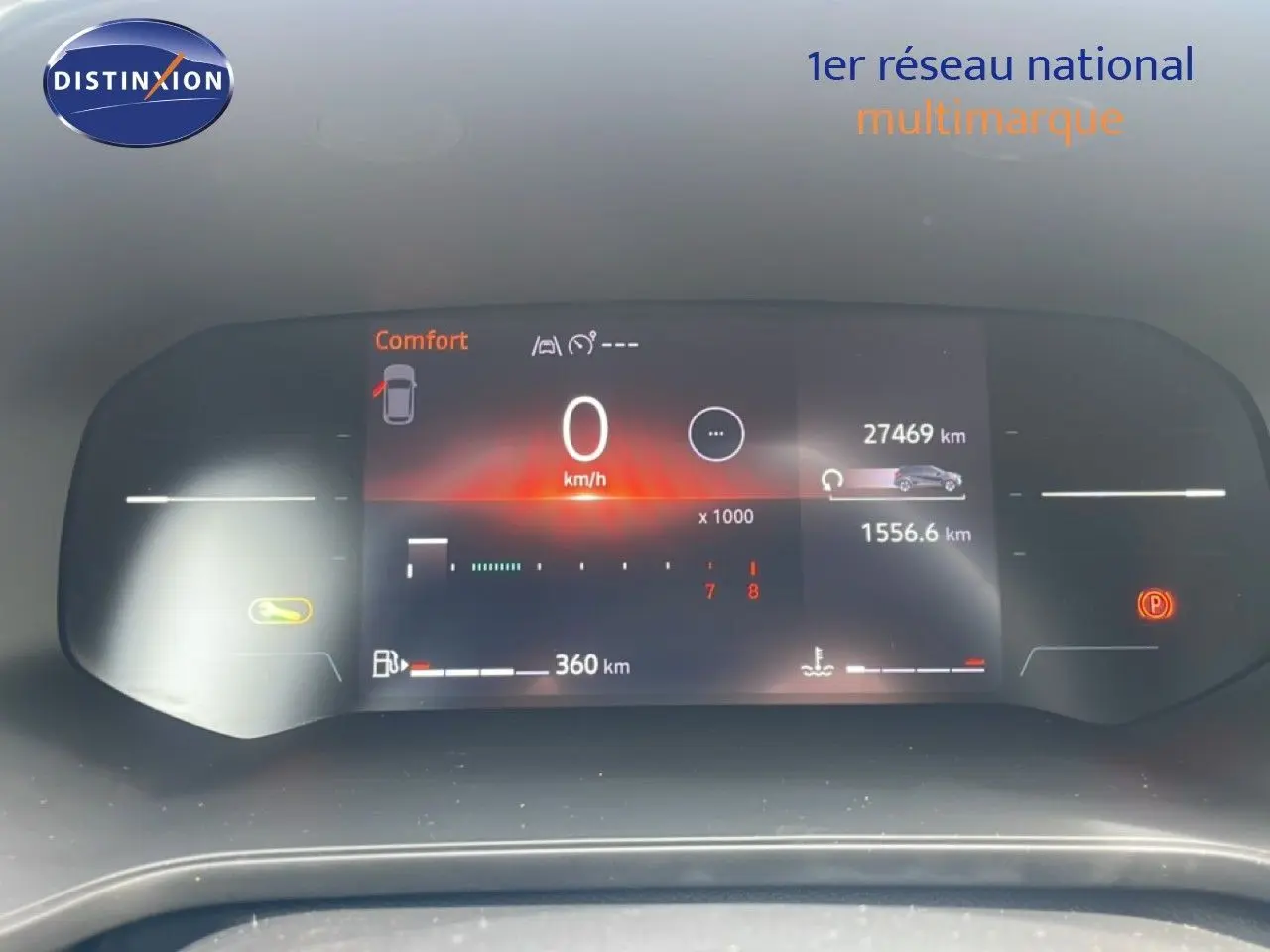 Tableau de bord numérique du Renault Captur 2025 affichant vitesse, kilométrage et mode confort en vue frontale.