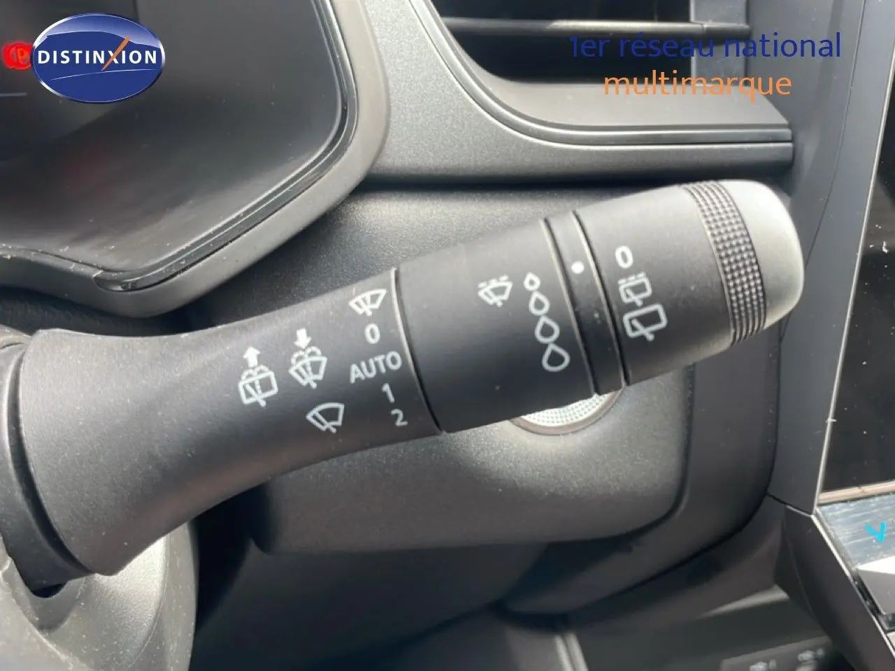 Gros plan sur la commande d’essuie-glace du Renault Captur 2025, intérieur noir avec détails gris.