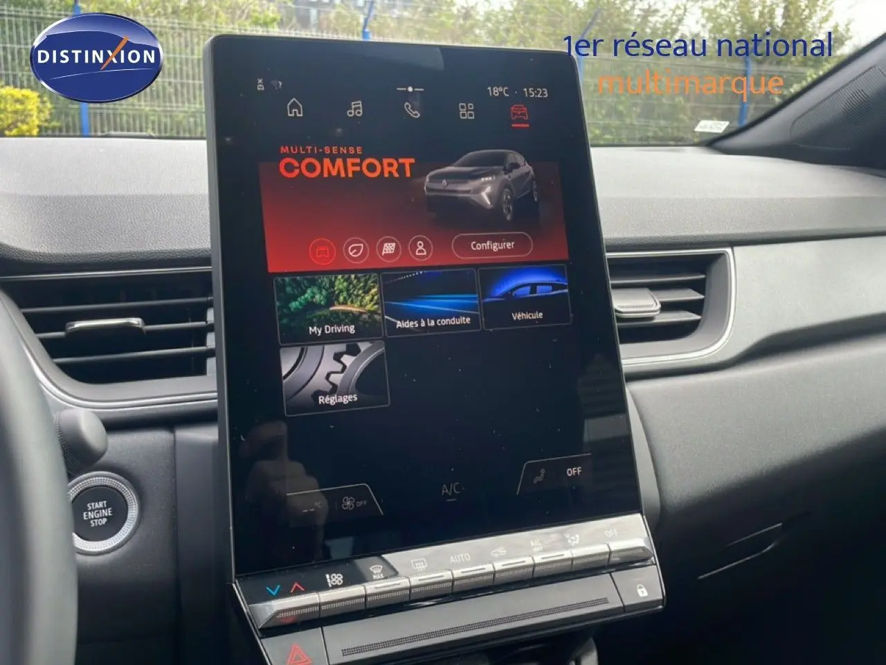 Vue intérieure du tableau de bord du Renault Captur 2025 avec écran tactile central vertical et bouton Start Engine Stop.