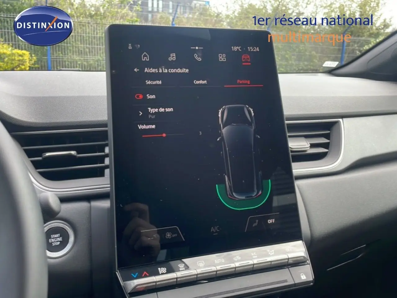 Écran tactile central du Renault Captur 2025 affichant les aides à la conduite, intérieur gris noir moderne.