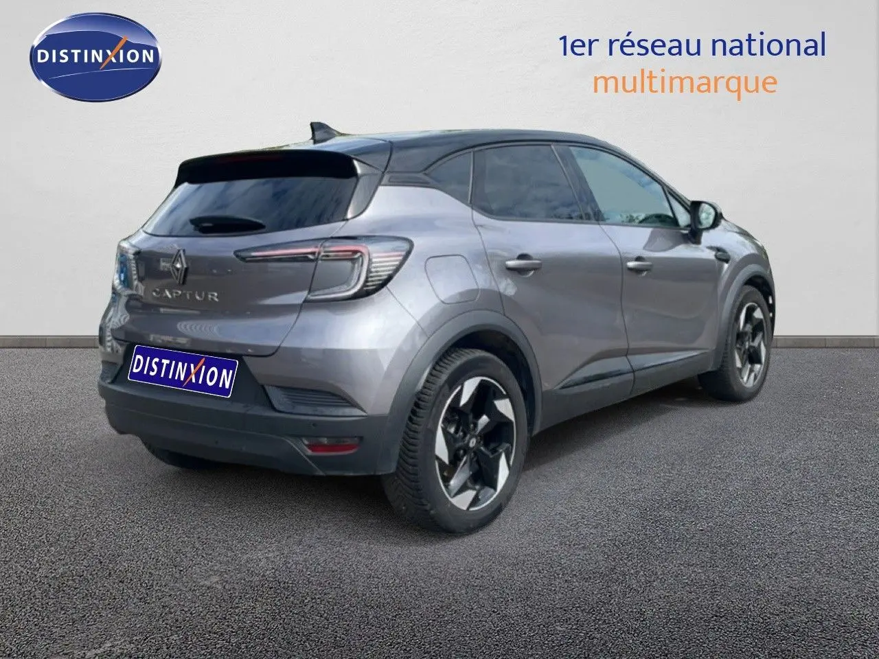 Vue 3/4 arrière droite du Renault Captur gris Cassiopée métal avec toit noir et jantes noires bicolores.