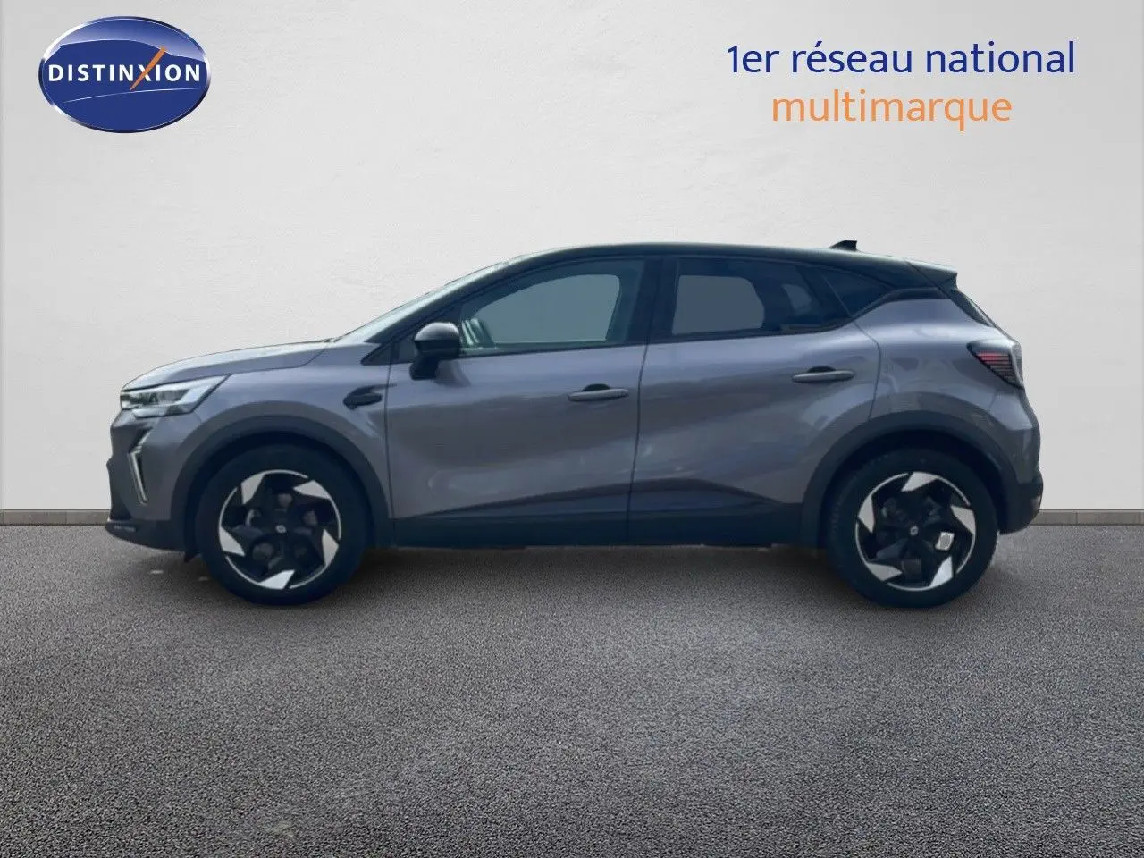 Profil droit d'un Renault Captur 2025 gris Cassiopée métal avec toit noir, jantes 18 pouces bicolores et lignes modernes.