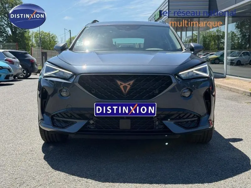 Vue frontale d'un CUPRA Formentor 1.4 e-HYBRID 204ch V DSG6 gris magnétique métallisé avec calandre noire et logo cuivre.