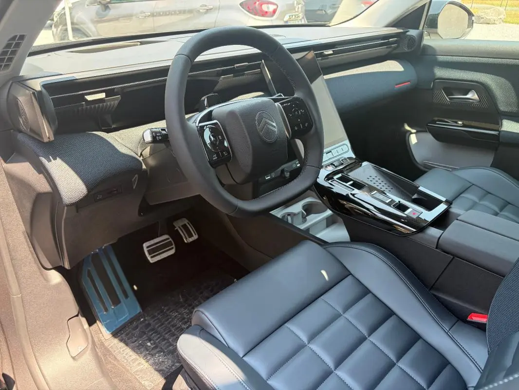 Intérieur du Citroën C5 Aircross 2026 vu côté conducteur, avec sièges cuir noirs et tableau de bord moderne.