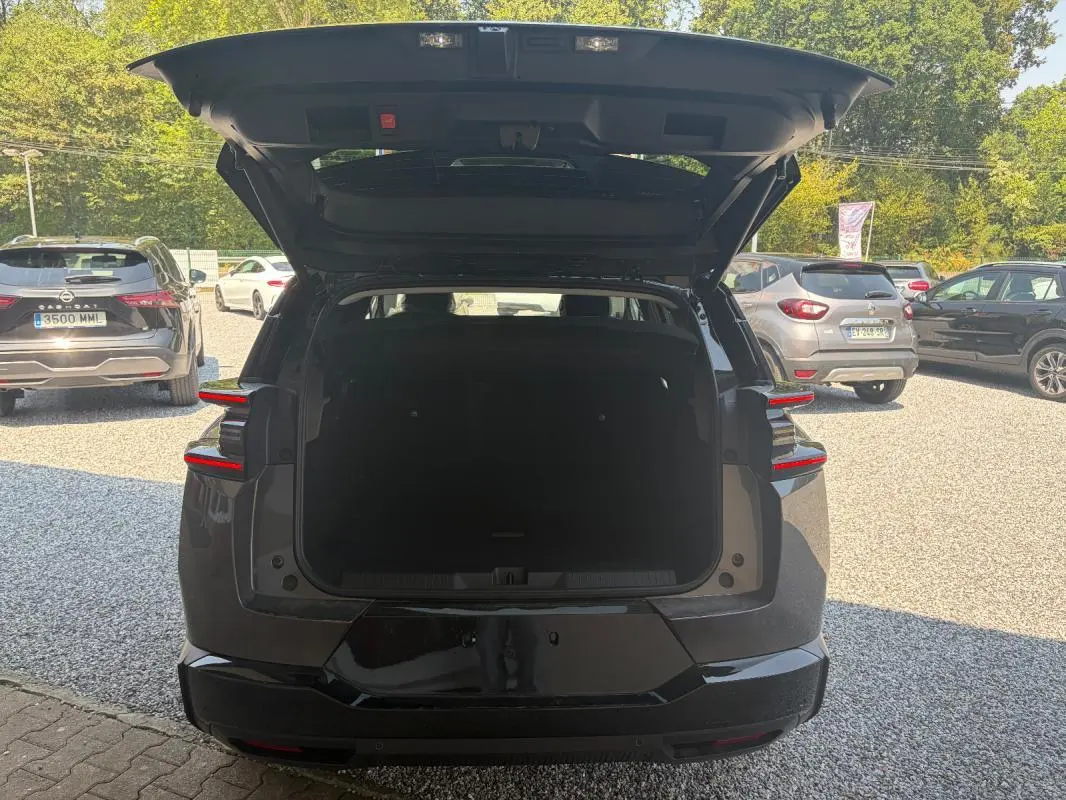 Vue arrière du Citroën C5 Aircross gris 2026 avec coffre ouvert, mettant en valeur ses feux arrière LED distinctifs.
