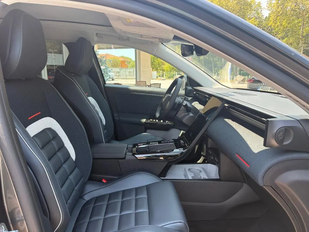 Vue intérieure côté conducteur du Citroën C5 Aircross gris 2026, avec sièges cuir et tableau de bord moderne.