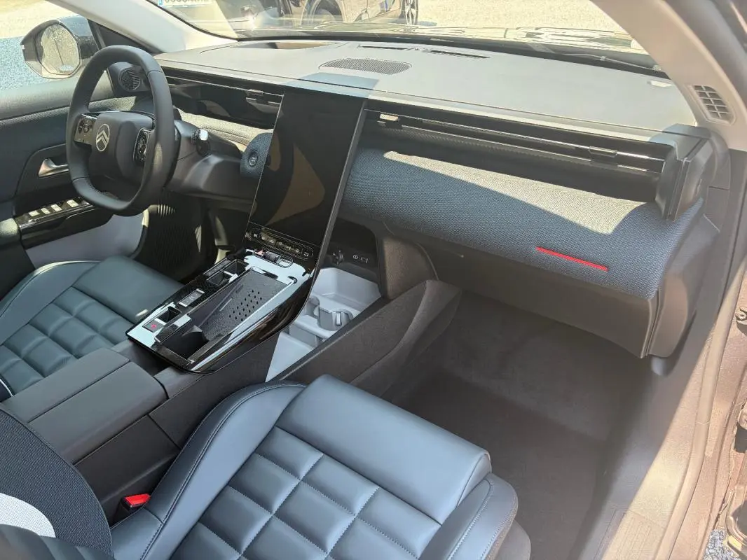 Vue intérieure côté passager du Citroën C5 Aircross gris 2026, avec tableau de bord moderne et écran tactile vertical.