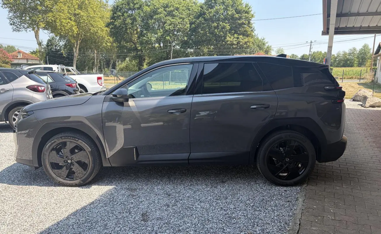 Profil côté gauche du Citroën C5 Aircross gris 2026 avec jantes noires et vitres arrière teintées.