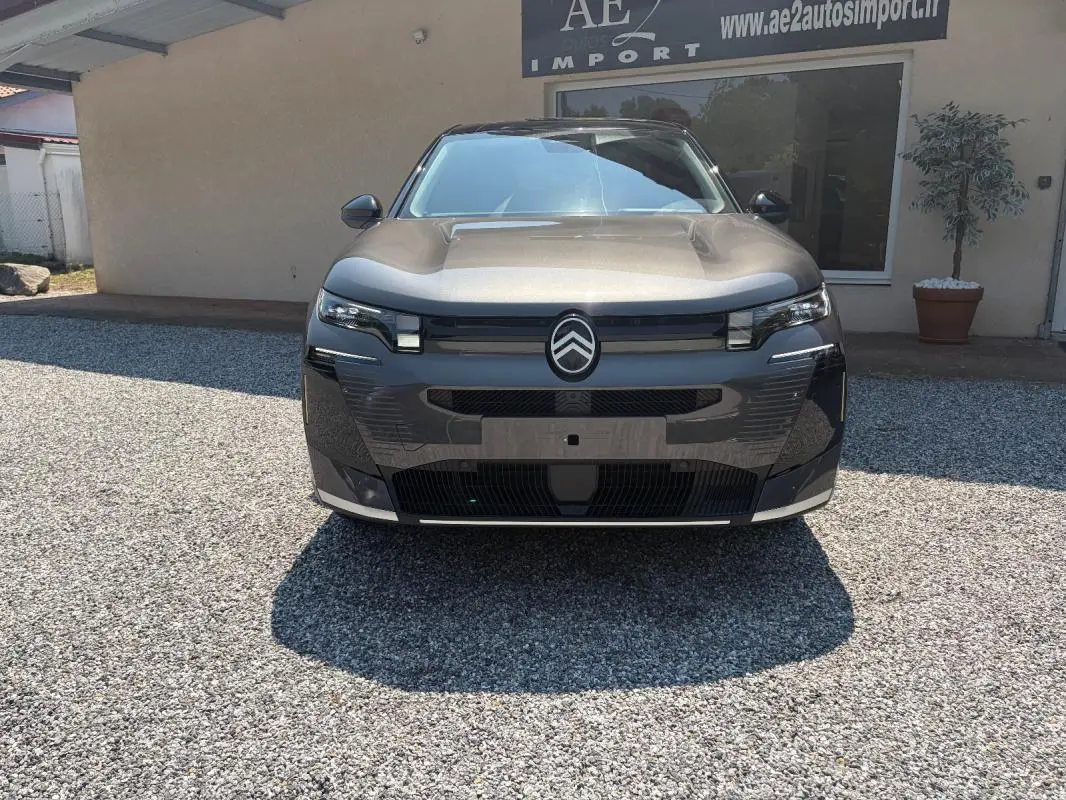 Vue frontale d'un Citroën C5 Aircross gris 2026, soulignant ses phares LED et la calandre épurée.
