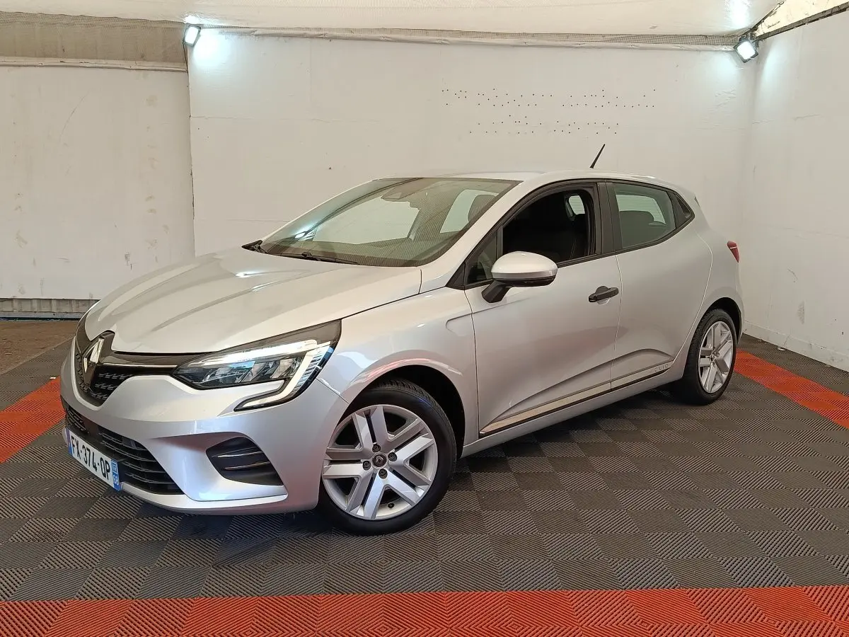 Renault Clio Business TCe 100 gris clair vue 3/4 avant droit, feux LED et jantes alliage visibles.