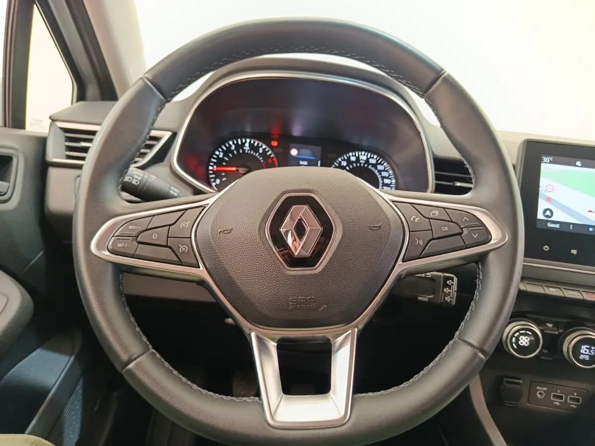 Volant cuir synthétique noir de Renault Clio Business TCe 100 2021, vue de face avec tableau de bord et écran tactile.