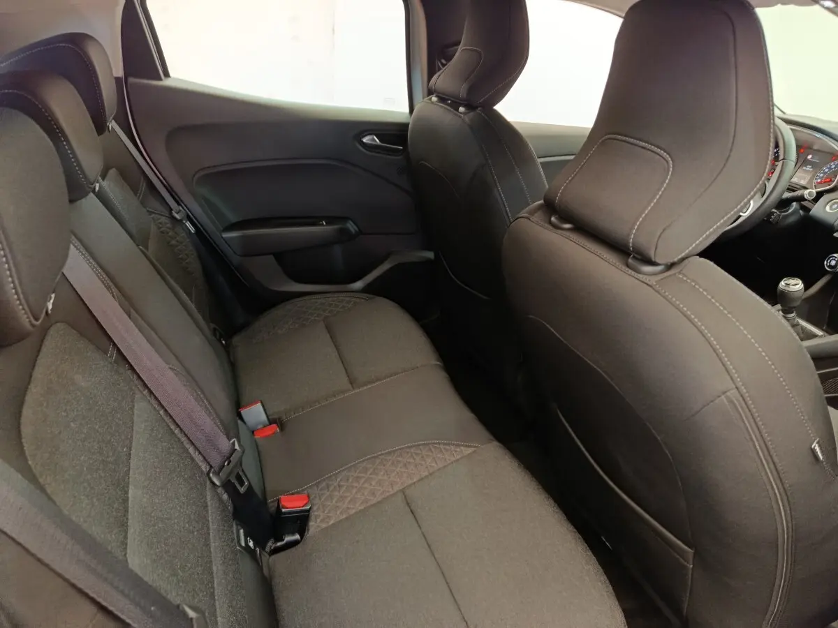 Vue intérieure côté droit montrant la banquette arrière noire et les sièges avant d'une Renault Clio Business TCe 100 2021.
