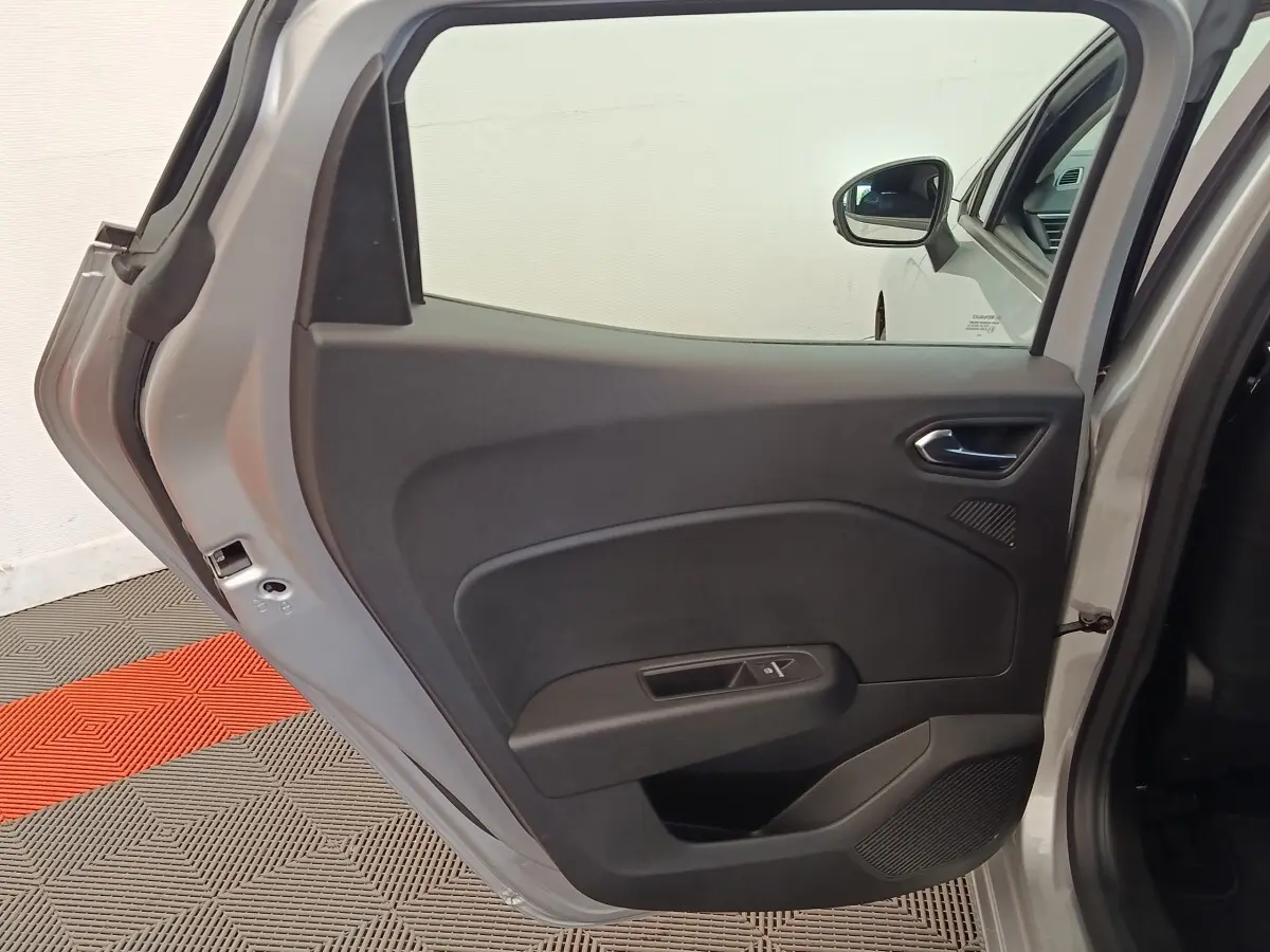 Vue intérieure de la porte arrière gauche gris clair d'une Renault Clio Business TCe 100, avec poignée et commande de fenêtre.