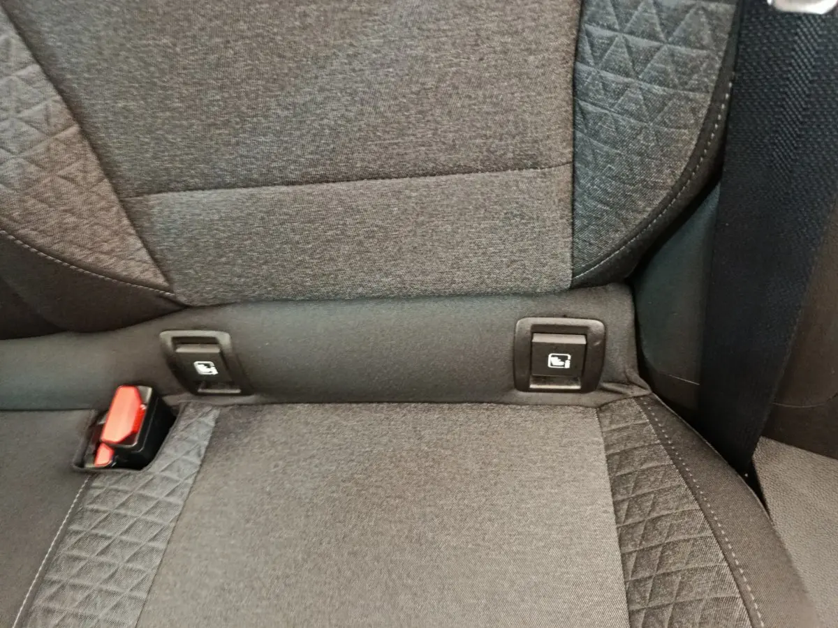 Détail de la banquette arrière grise de la Renault Clio Business avec fixation Isofix et ceinture de sécurité visible.