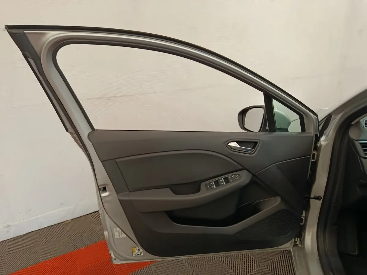Vue intérieure de la porte avant gauche gris clair d'une Renault Clio Business TCe 100 2021 avec commandes électriques.