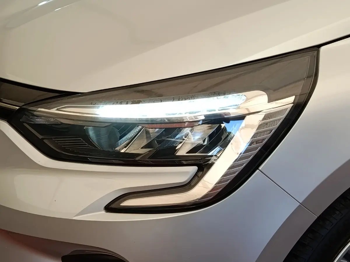 Gros plan sur le phare avant droit LED d'une Renault Clio Business TCe 100 gris clair de 2021.
