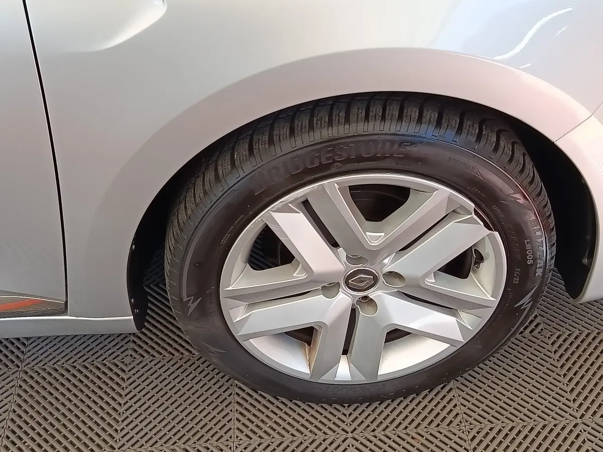 Gros plan sur la roue arrière droite gris clair d'une Renault Clio Business TCe 100 avec jante alliage distinctive.