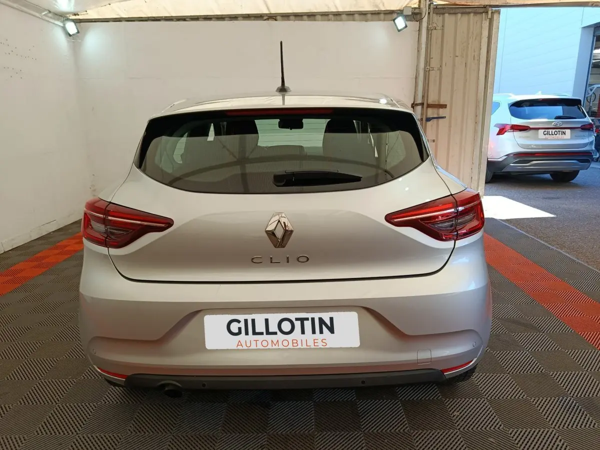 Vue arrière d'une Renault Clio Business TCe 100 gris clair, avec feux LED et logo centré sur le hayon.