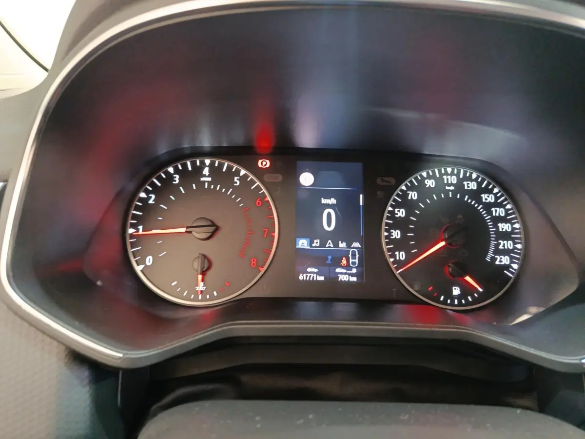 Vue rapprochée du tableau de bord de la Renault Clio Business 2021, affichage digital et compte-tours analogique.